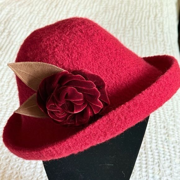 Tess McGuire Red Felted Wool Brimmed Hat w/ Velvet Flower Pin OS Handmade main image 9